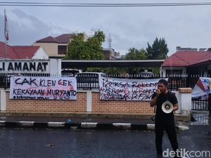 Tuding Rektor USU Cawe-cawe Pilgubsu, Puluhan Mahasiswa Geruduk Kantor MWA Tuding Rektor USU Cawe-cawe Pilgubsu, Puluhan Mahasiswa Geruduk Kantor MWA
