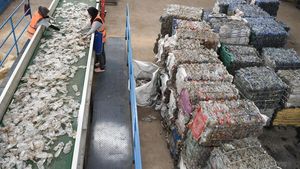 Mengintip Pabrik Daur Ulang Plastik di Samarinda