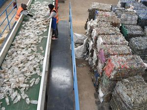 Mengintip Pabrik Daur Ulang Plastik di Samarinda Mengintip Pabrik Daur Ulang Plastik di Samarinda