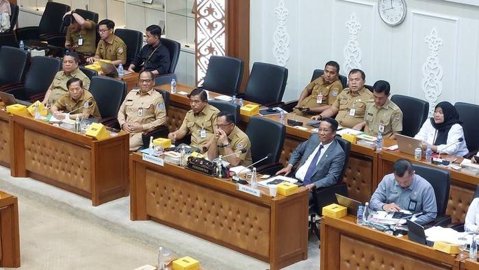 Menteri Dalam Negeri (Mendagri) Tito Karnavian dalam Rapat Kerja (Raker) dengan Badan Legislatif (Baleg) dewan perwakilan rakyat RI. Menteri Dalam Negeri (Mendagri) Tito Karnavian dalam Rapat Kerja (Raker) dengan Badan Legislatif (Baleg) dewan perwakilan rakyat RI.