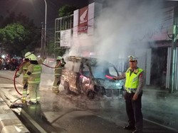 Mobil Angkot Terbakar di Pasar Minggu Arah Kalibata, Lalin Dialihkan