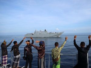 Momen Kapal Perang TNI AL Laksanakan Farewell Pass dengan Australia Momen Kapal Perang TNI AL Laksanakan Farewell Pass dengan Australia