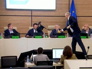 Momen Ketua KPU Georgia Disiram Cat saat Umumkan Hasil Pemilu