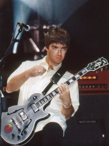 Noel Gallagher dan gitar Gibson Les Paul Florentine Silver Sparkle. (Arsip Propstore)
