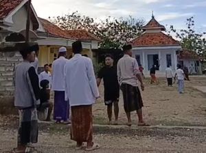 Sadisnya Sekelompok Orang Bercelurit Tebas Saksi Cabup Sampang hingga tewas Sadisnya Sekelompok Orang Bercelurit Tebas Saksi Cabup Sampang hingga tewas