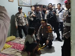 Polisi Gerebek Kampung Teleng Air Molek, Puluhan Warga Dites Urine-Ditangkap