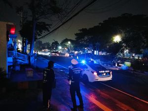 Polres Batu Intensifkan Patroli Malam Jelang Pilkada Jatim 2024 Polres Batu Intensifkan Patroli Malam Jelang Pilkada Jatim 2024