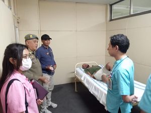 Viral, WN Australia Linglung Mabuk Mushroom hingga Dimandikan Warga di Bali Viral, WN Australia Linglung Mabuk Mushroom hingga Dimandikan Warga di Bali