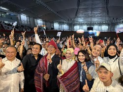 Hadiri Festival Batak di Jaktim, Ridwan Kamil dan Atalia Dipasangkan Kain Ulos