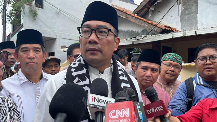 Cagub Jakarta nomor urut 1, Ridwan Kamil (RK), blusukan ke tempat Pejanten Timur, Jakarta Selatan (Jaksel), Senin (18/11/2024). RK menyapa warga di sana dan mengaku sanggup syal Persija dari Jakmania.