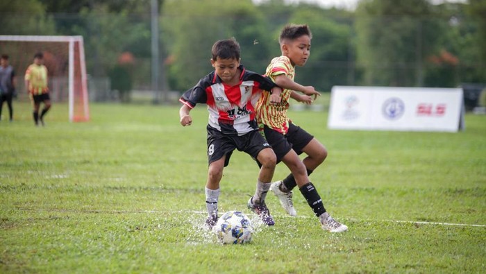 Aksi Meet The World With SKF Road to Gothia Cup 2025 di Pekanbaru dan Makassar. (Cantrik ACL)