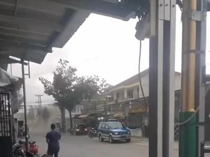 5 Rumah Rusak Diterjang Hujang-Angin di Rancaekek Bandung 5 Rumah Rusak Diterjang Hujang-Angin di Rancaekek Bandung