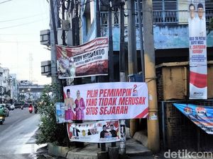 Spanduk Pilih Pemimpin yang Tidak Merusak Situs Sejarah Mejeng di Medan Spanduk Pilih Pemimpin yang Tidak Merusak Situs Sejarah Mejeng di Medan