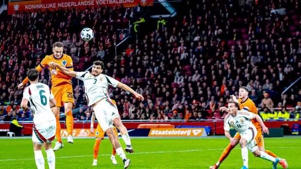 Netherlands midfielder Teun Koopmeiners scores the 4-0 during the match between the Netherlands and Hungary at the Johan Cruijff ArenA for the UEFA Nations League - League A - Group A3 season 2024-2025 in Amsterdam, Netherlands, on November 16, 2024. (Photo by Marcel van Dorst / EYE4images/NurPhoto via Getty Images)
