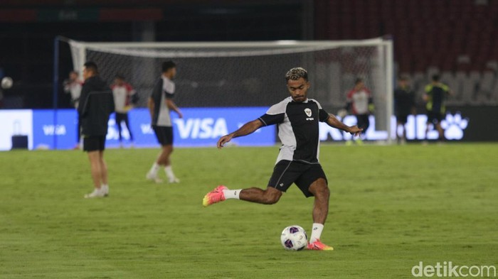 Pesepak bola Timnas Indonesia menjalani sesi latihan resmi di Stadion Utama Gelora Bung Karno, Senayan, Jakarta, Senin (18/11/2024). Latihan resmi tersebut merupakan persiapan Timnas Indonesia yang bertanding melawan Timnas Arab Saudi dalam laga lanjutan putaran ketiga kualifikasi Piala Dunia 2026 zona Asia pada Selasa (19/11).