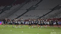 Pesepak bola Timnas Indonesia menjalani sesi latihan resmi di Stadion Utama Gelora Bung Karno, Senayan, Jakarta, Senin (18/11/2024).