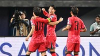 Posisi teratas Grup B diisi Korea Selatan dengan 13 poin. Sempat ditahan Palestina 0-0, Son Heung-min cs kemudian secara beruntun menumbangkan Oman 3-1, Yordania 2-0, Irak 3-2, dan terbaru menang atas Kuwait 3-1. Foto: NurPhoto via Getty Images/NurPhoto