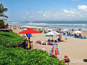 Menikmati Keindahan di Pantai Seminyak Bali Menikmati Keindahan di Pantai Seminyak Bali
