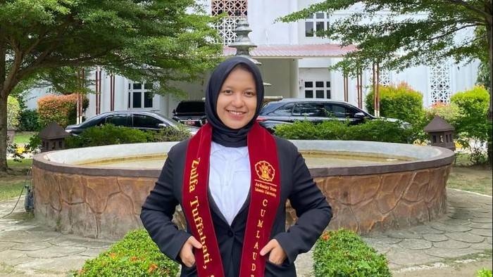 Zulfa Tuffahati, mahasiswa kesibukan studi Ilmu Perpustakaan Fakultas Adab dan Humaniora, Universitas Islam Negeri (UIN) Ar-Raniry Banda Aceh lulus tanpa skripsi Zulfa Tuffahati, mahasiswa kesibukan studi Ilmu Perpustakaan Fakultas Adab dan Humaniora, Universitas Islam Negeri (UIN) Ar-Raniry Banda Aceh lulus tanpa skripsi