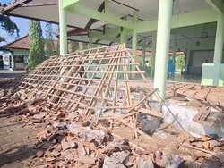 Atap Pendopo Kantor Kecamatan di Magetan Ambruk, 5 Lansia Terluka