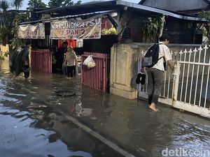 Jalan Sadewa Semarang Banjir Usai Diguyur Hujan 2 Jam, Banyak Motor Mogok Jalan Sadewa Semarang Banjir Usai Diguyur Hujan 2 Jam, Banyak Motor Mogok