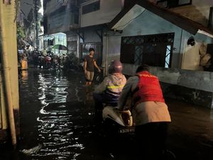 Petogogan Tergenang Banjir Capai 40 Cm, Puluhan Motor Warga Dievakuasi