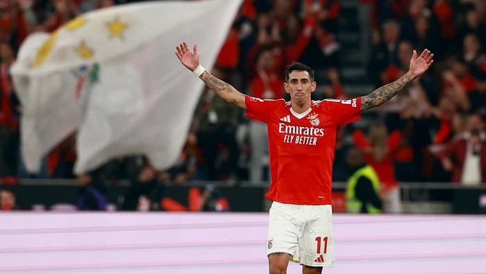 Soccer Football - Primeira Liga - Benfica v FC Porto - Estadio da Luz, Lisbon, Portugal - November 10, 2024 Benficas Angel Di Maria celebrates scoring their fourth goal REUTERS/Pedro Nunes
