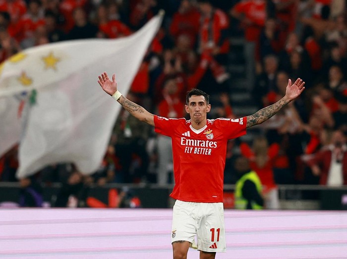Soccer Football - Primeira Liga - Benfica v FC Porto - Estadio da Luz, Lisbon, Portugal - November 10, 2024 Benfica's Angel Di Maria celebrates scoring their fourth goal REUTERS/Pedro Nunes