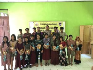 Pengabdian Bripka Riri di Meratus: Inspirasi Anak-anak Dayak Lewat Kelas Bhabin