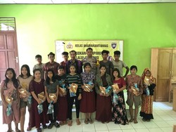 Pengabdian Bripka Riri di Meratus: Inspirasi Anak-anak Dayak Lewat Kelas Bhabin