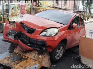 Diduga Ngantuk, Brio Dikendarai Emak-emak Hantam Pembatas Jalan di Palembang Diduga Ngantuk, Brio Dikendarai Emak-emak Hantam Pembatas Jalan di Palembang