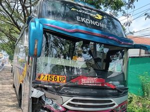 Bus Sugeng Rahayu Tabrak Pemotor hingga Tewas di Ngawi Bus Sugeng Rahayu Tabrak Pemotor hingga Tewas di Ngawi