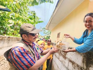 Momen Cabup Sukabumi Asep Japar Diadang Emak-emak Penjual Kue Momen Cabup Sukabumi Asep Japar Diadang Emak-emak Penjual Kue