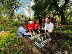 Danny Pomanto Ziarah Makam-Kampanye Pilgub di Kampung Istri di Ponre Bone