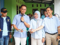 Cabup Lampung Selatan Radityo Egi Berikan Bantuan Lampu Penerangan Jalan