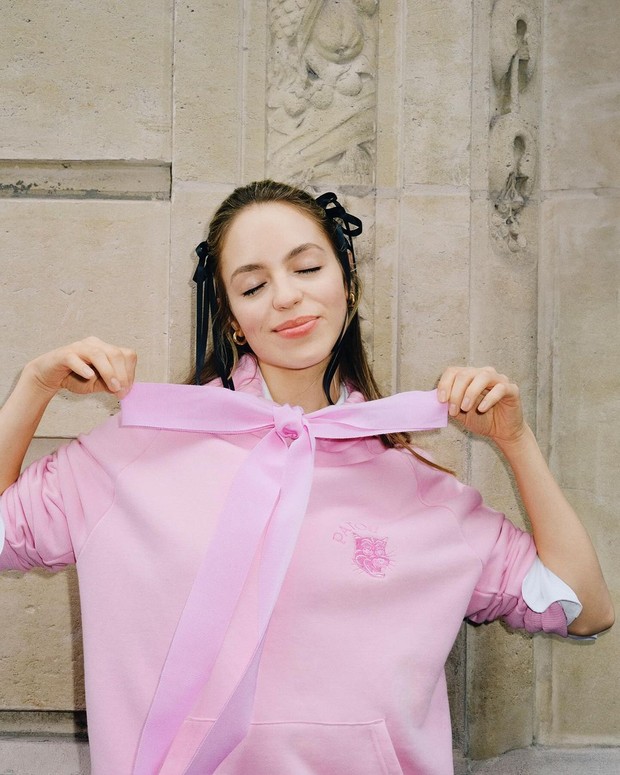 Claudia Sulewski dengan Onitsuka Tiger x Patou