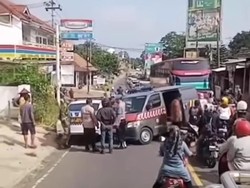 Tabrakan Mobil Polisi vs Mobil Polisi, Sopir Hilang Kendali Gegara Ini