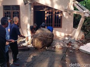 Rumah Rusak Tertimpa Batu Longsor di Jalan Dekso-Samigaluh Kulon Progo