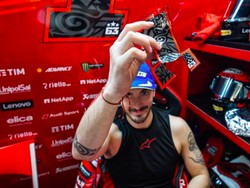 Detik-detik Pecco Bagnaia Lepas Nomor 1 dari Motor Ducati Desmosedici GP24