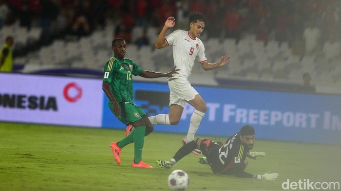 Timnas Indonesia menjamu Arab Saudi di Stadion Utama Gelora Bung Karno, Selasa (19/11/2024) malam WIB. Indonesia sementara memimpin 1-0 atas Arab Saudi pada babak pertama berkat gol Marselino Ferdinan.