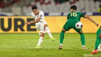 Gol!!! Indonesia memecah kebuntuan di menit ke-32. Ragnar Oratmangoen menusuk dari sisi kiri melepas umpan tarik. Marselino kali ini dengan tenang membidik bola ke tiang jauh.