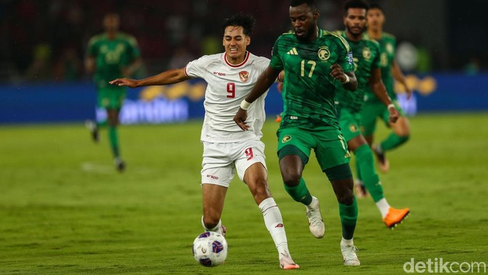 Timnas Indonesia menjamu Arab Saudi di Stadion Utama Gelora Bung Karno, Selasa (19/11/2024) malam WIB. Indonesia sementara memimpin 1-0 atas Arab Saudi pada babak pertama berkat gol Marselino Ferdinan.