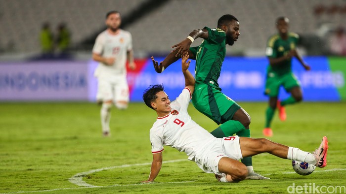 Timnas Indonesia menjamu Arab Saudi di Stadion Utama Gelora Bung Karno, Selasa (19/11/2024) malam WIB. Indonesia sementara memimpin 1-0 atas Arab Saudi pada babak pertama berkat gol Marselino Ferdinan.