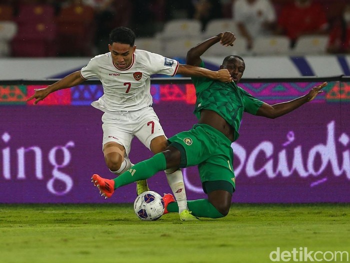 Timnas Indonesia menjamu Arab Saudi di Stadion Utama Gelora Bung Karno, Selasa (19/11/2024) malam WIB. Indonesia sementara memimpin 1-0 atas Arab Saudi pada babak pertama berkat gol Marselino Ferdinan.