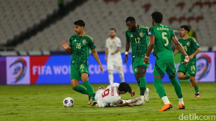 Timnas Indonesia menjamu Arab Saudi di Stadion Utama Gelora Bung Karno, Selasa (19/11/2024) malam WIB. Indonesia sementara memimpin 1-0 atas Arab Saudi pada babak pertama berkat gol Marselino Ferdinan.