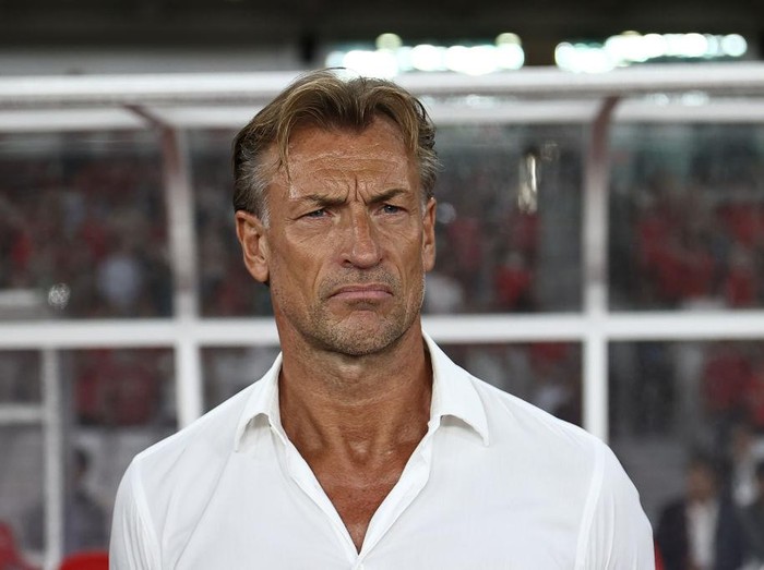 JAKARTA, INDONESIA - NOVEMBER 19: Saudi Arabia Coach Herve Renard looks on during the FIFA World Cup Asian 3rd Qualifier Group C match between Indonesia and Saudi Arabia at Gelora Bung Karno Stadium on November 19, 2024 in Jakarta, Indonesia. (Photo by Robertus Pudyanto/Getty Images)