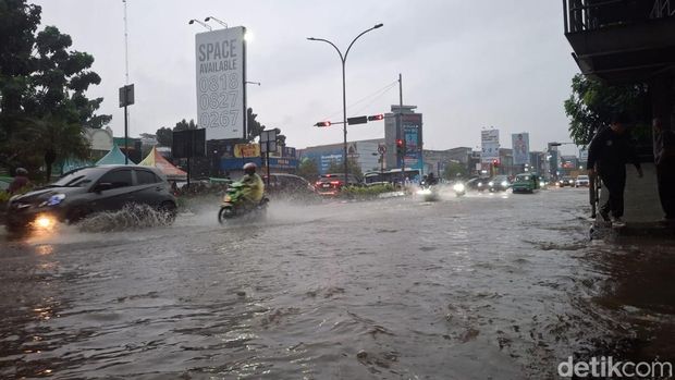 Hujan deras mengakibatkan sejumlah ruas jalan di Kota Bogor terendam banjir, pada Selasa (19/11/2024) sore.