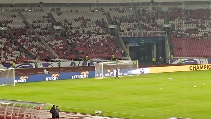 Chant-chant menggema di laga Indonesia vs Arab Saudi pada laga Kualifikasi Piala Dunia 2026 di Stadion Utama Gelora Bung Karno (19/11)