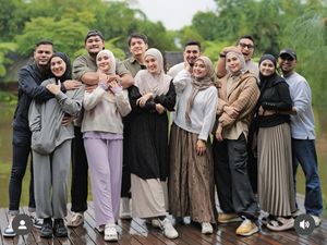 Foto Irish Bella-Haldy Liburan Bareng Bestie, Rangkul Mesra & Pangku-pangkuan Foto Irish Bella-Haldy Liburan Bareng Bestie, Rangkul Mesra & Pangku-pangkuan