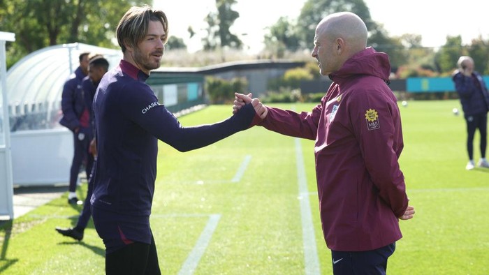 ENFIELD, ENGLAND - OCTOBER 11: Lee Carsley, Interim Head Coach of England, interacts with Jack Grealish during a training session at Tottenham Hotspur Training Centre on October 11, 2024 in Enfield, England. (Photo by Eddie Keogh - The FA/The FA via Getty Images)